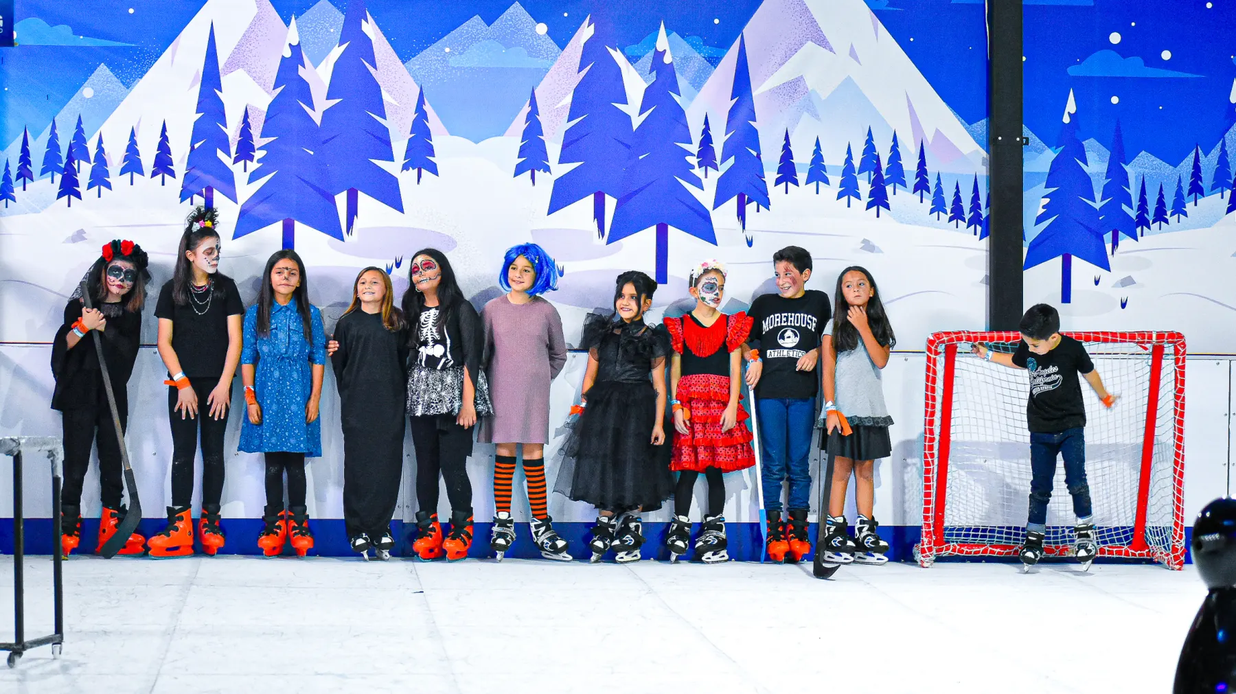 Pista de hielo de Iceberg en Cuenca con niños patinando